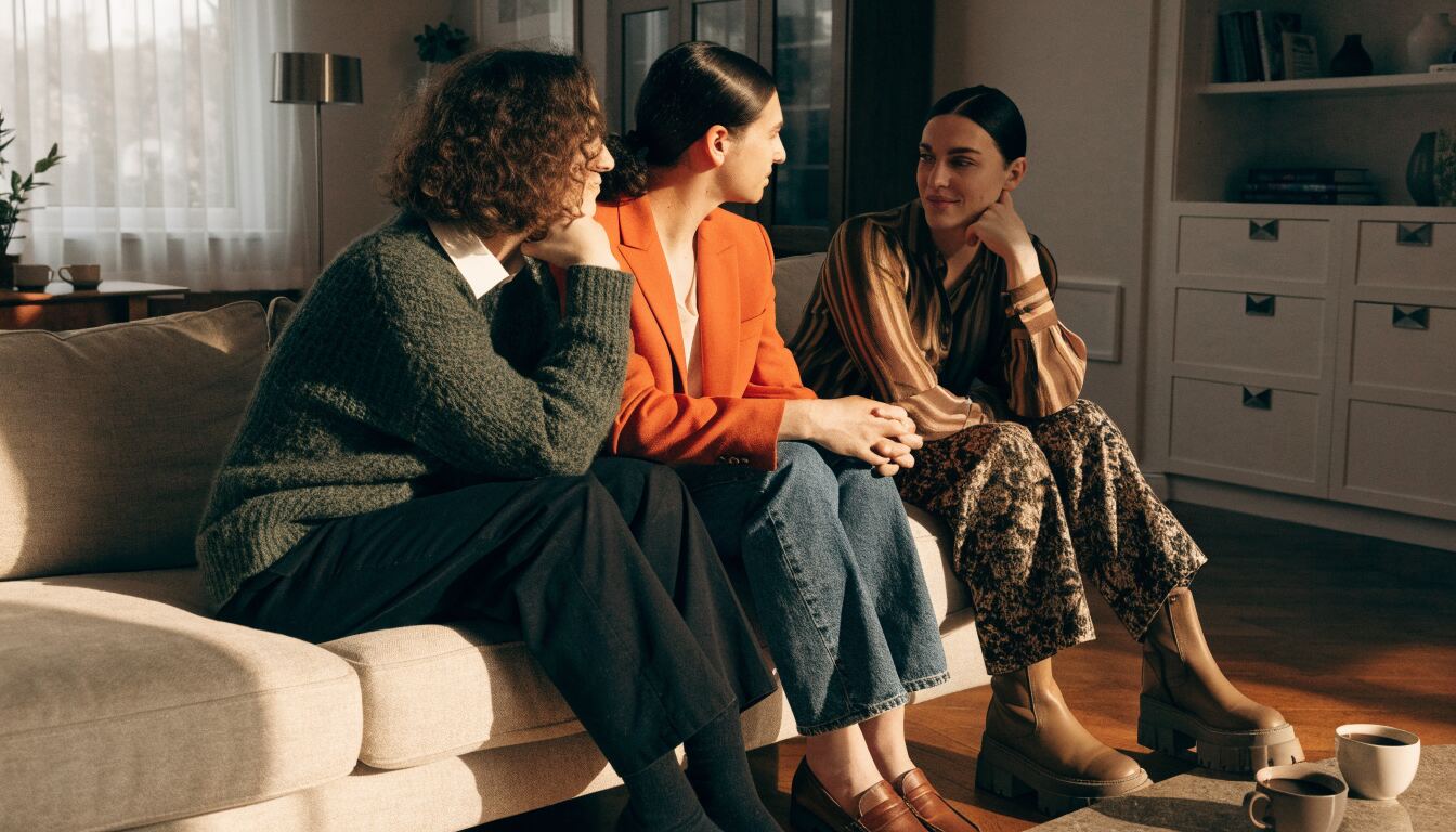 Navigating the World of Three-Person Relationships: Closed, Open, and V-Style Dynamics Explained